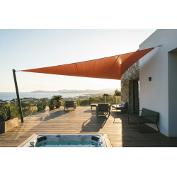 Voile d'ombrage triangulaire 6 x 6 x 6 m sur terrasse