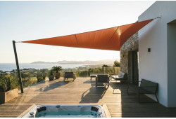 Voile d'ombrage triangulaire sur terrasse