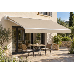 Toile de store banne beige unie avec lambrequin droit, déployée au-dessus d’une terrasse