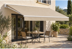 Toile de store banne beige unie avec lambrequin droit, déployée au-dessus d’une terrasse