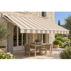 Toile de store banne à rayures beige et écru, déployée au-dessus d’une terrasse avec table et chaises.