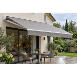 Toile grise unie de store banne avec gouttes d’eau, déployée au-dessus d’une terrasse