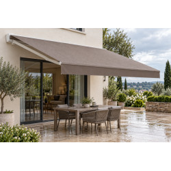 Toile taupe unie de store banne avec gouttes d’eau, déployée au-dessus d’une terrasse avec table et chaises.