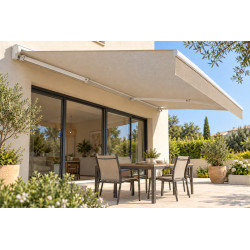 Toile microperforée beige de store banne laissant filtrer la lumière au-dessus d’une terrasse