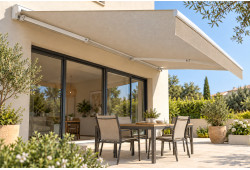 Toile microperforée beige de store banne laissant filtrer la lumière au-dessus d’une terrasse