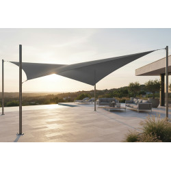 Voile d’ombrage autoportante TWIST anthracite sur quatre mâts en aluminium, installée sur une terrasse près d’une piscine
