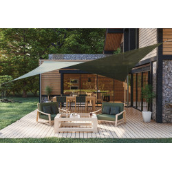 Voile d’ombrage TWIST verte tendue au-dessus d’un salon de jardin sur une terrasse en bois