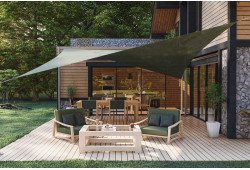 Voile d’ombrage TWIST verte tendue au-dessus d’un salon de jardin sur une terrasse en bois