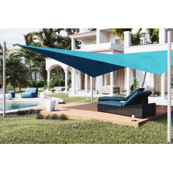 Voile d’ombrage autoportante TWIST turquoise abritant des bains de soleil sur une terrasse en bois au bord d’une piscine