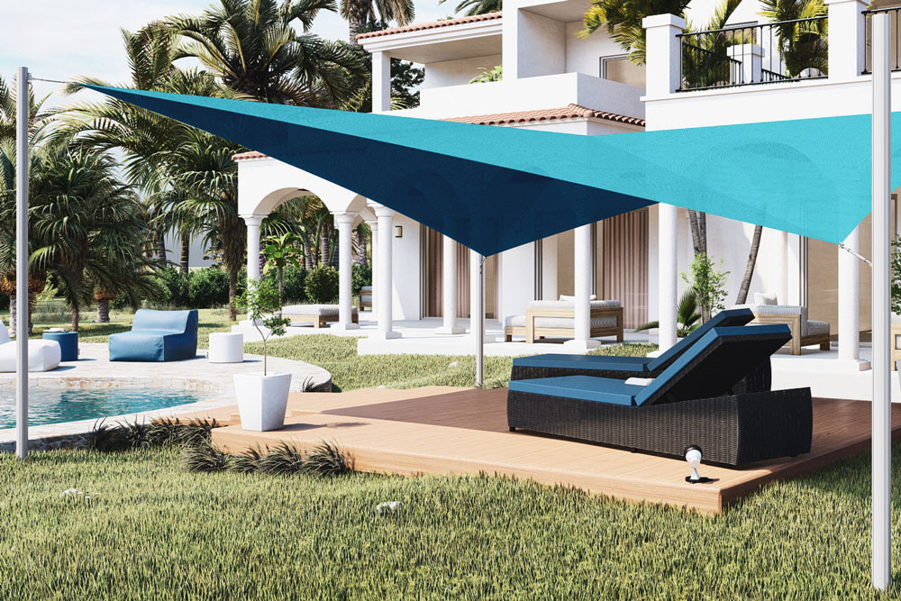 Voile d’ombrage autoportante TWIST turquoise abritant des bains de soleil sur une terrasse en bois au bord d’une piscine