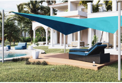 Voile d’ombrage autoportante TWIST turquoise abritant des bains de soleil sur une terrasse en bois au bord d’une piscine