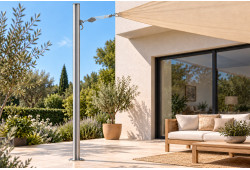 Mât aluminium T1 Ø 83 mm pour voile d’ombrage en situation sur une terrasse.