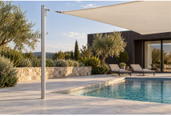 Mât aluminium T2 Ø 95 mm supportant une voile d’ombrage sur une terrasse au bord d’une piscine.