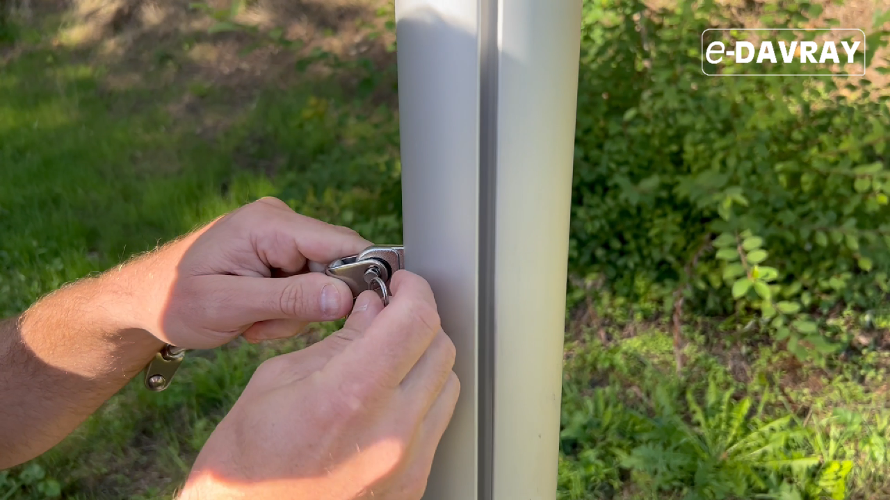 installation d'un ridoir sur un mât pour voile d'ombrage