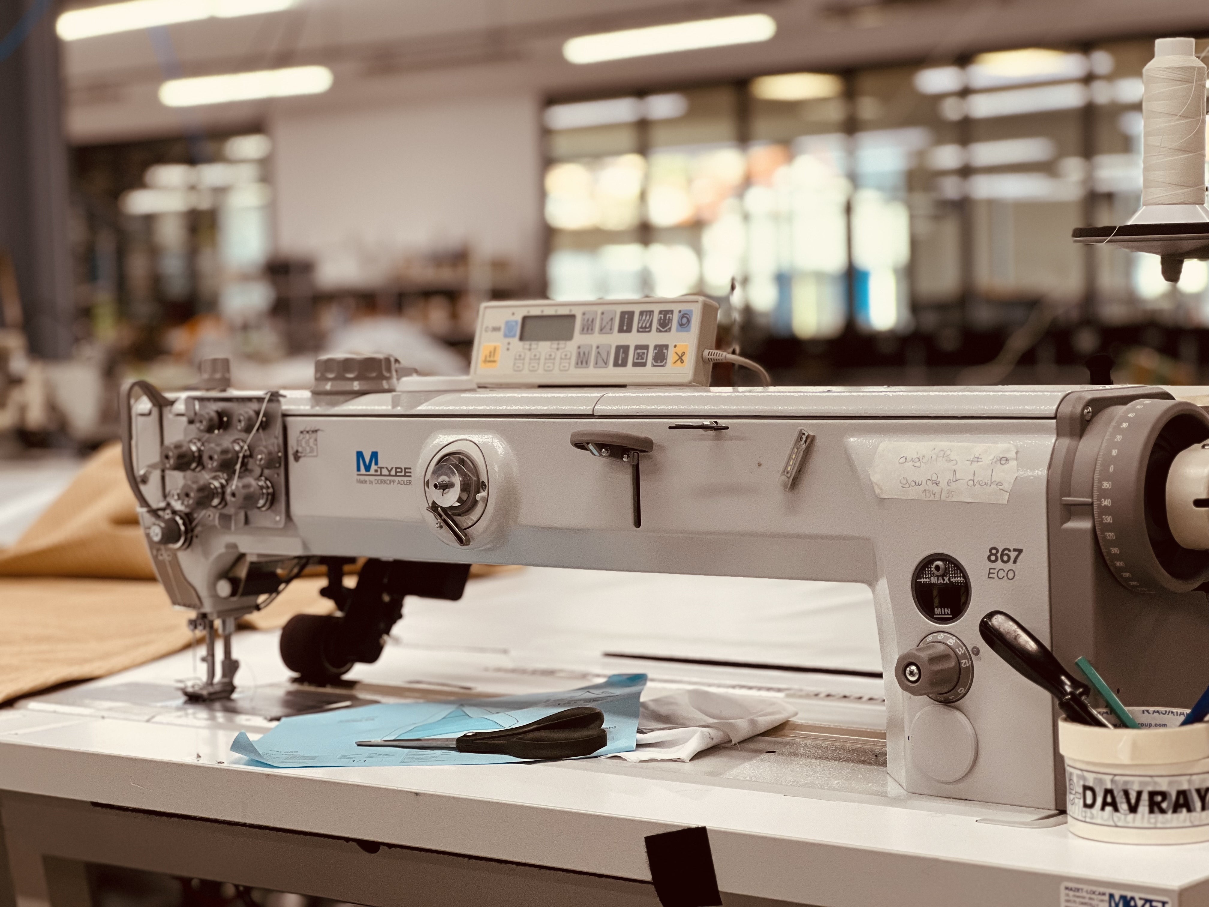 machine a coudre dans un atelier de couture