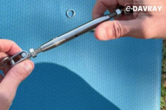 Fixer et régler une voile d'ombrage avec un ridoir